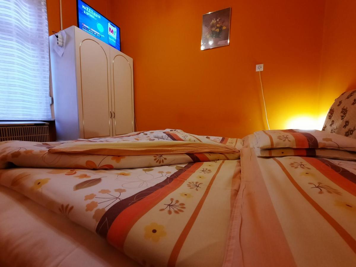 Gloria Apartman Gyula Ngoại thất bức ảnh