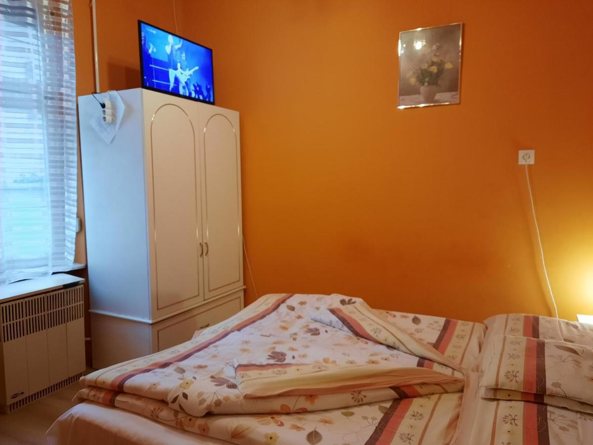 Gloria Apartman Gyula Ngoại thất bức ảnh