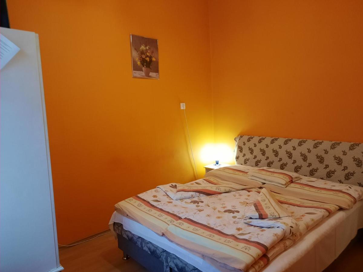 Gloria Apartman Gyula Ngoại thất bức ảnh