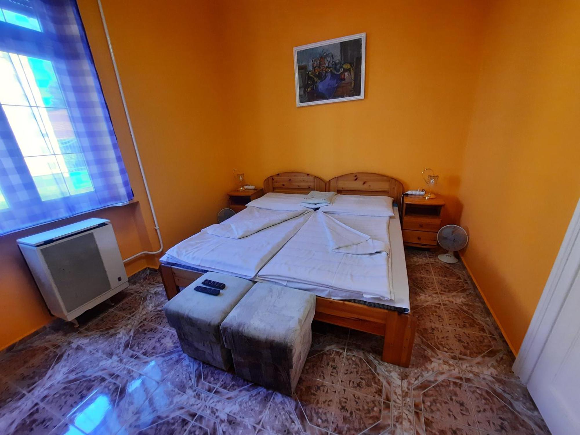 Gloria Apartman Gyula Ngoại thất bức ảnh