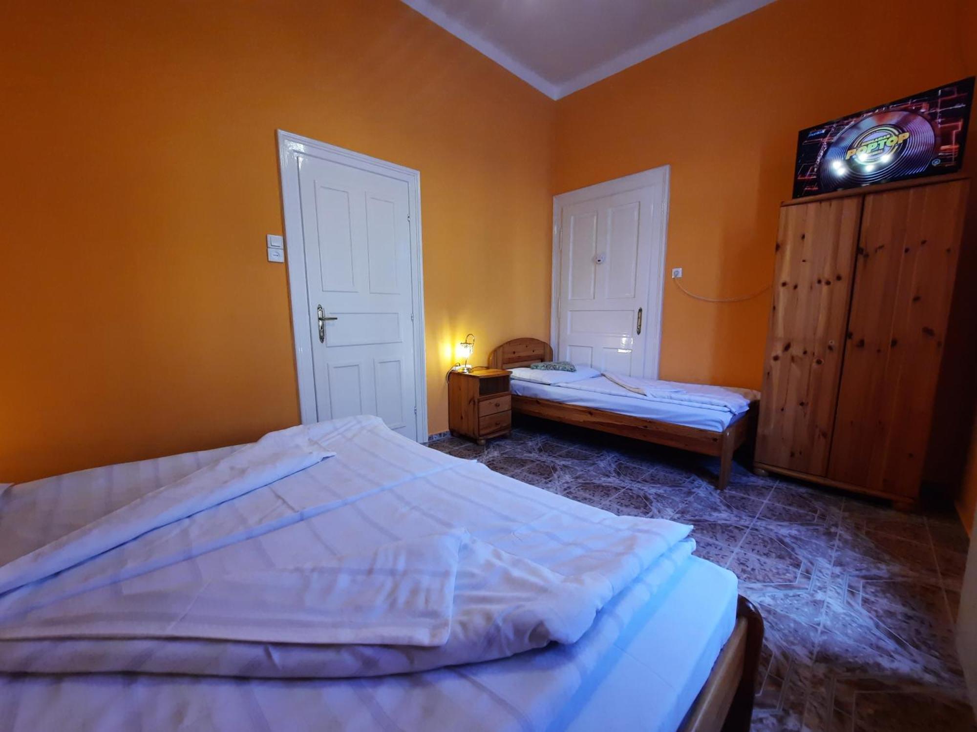 Gloria Apartman Gyula Ngoại thất bức ảnh