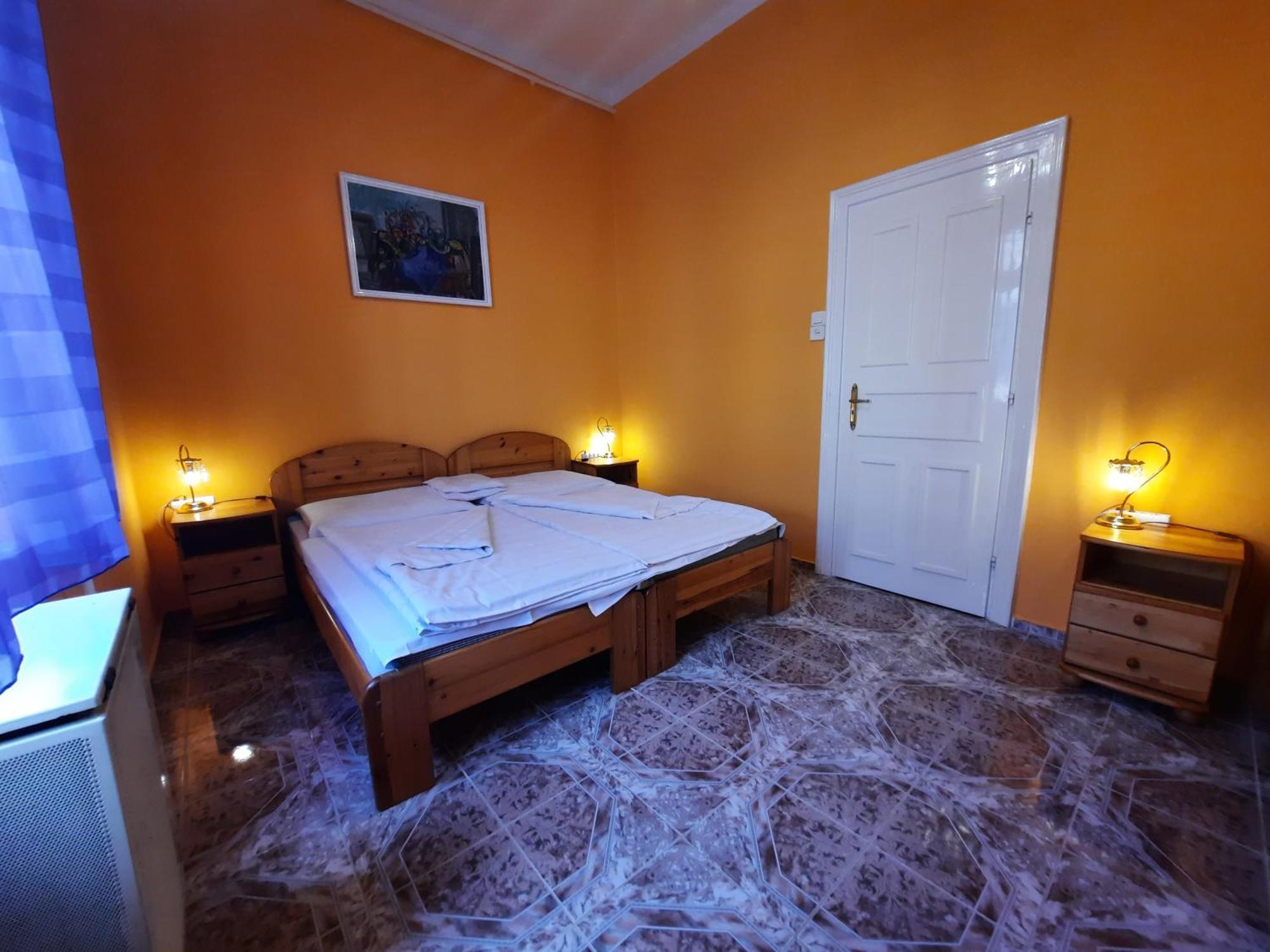 Gloria Apartman Gyula Ngoại thất bức ảnh